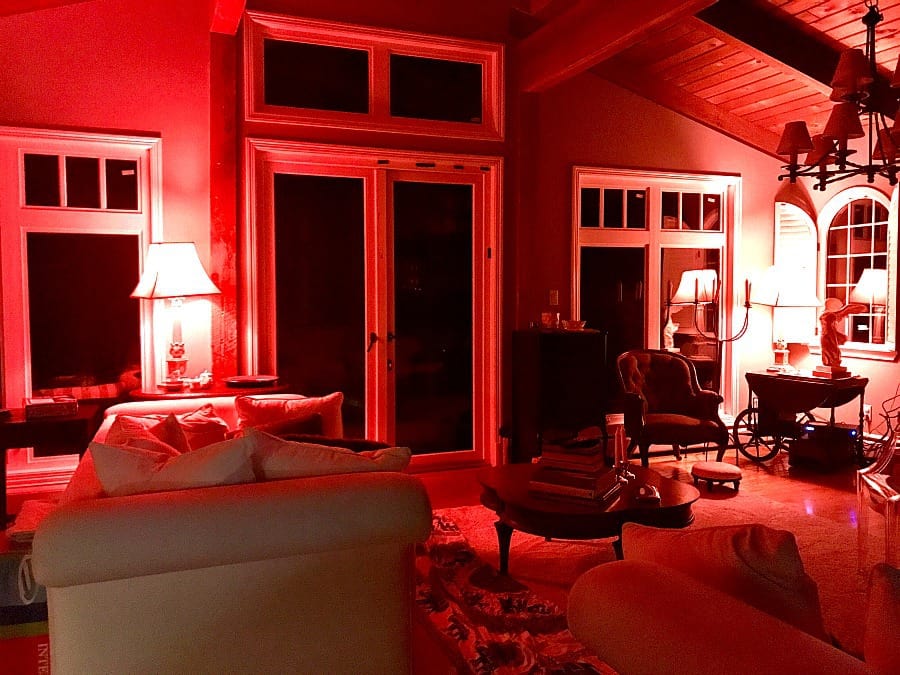 red-ambiance-living-room